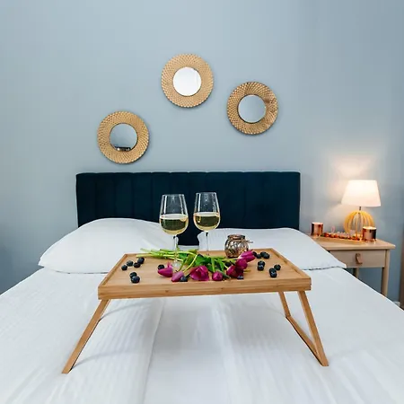 Maya's Flats & 52 - Aura 40 *