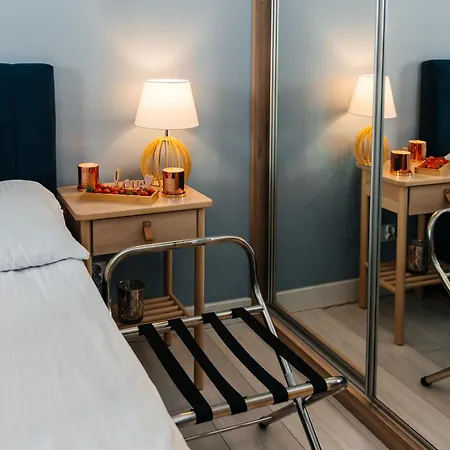 Maya's Flats & 52 - Aura 40 *