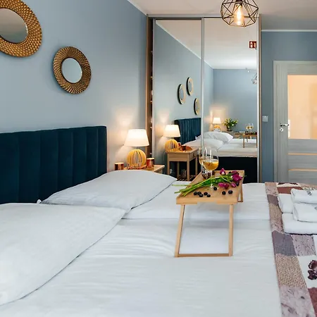 Maya's Flats & 52 - Aura 40 *