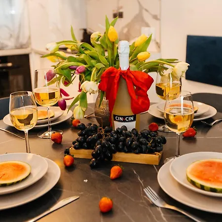 Maya's Flats & 52 - Aura 40 * Danzica