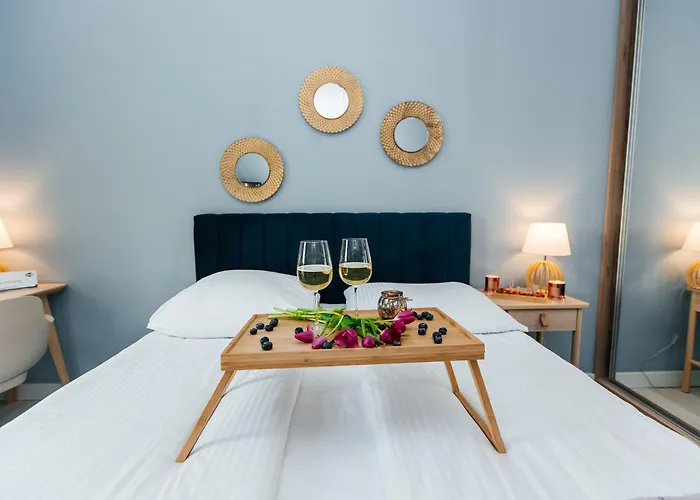 Maya's Flats & 52 - Aura 40 *