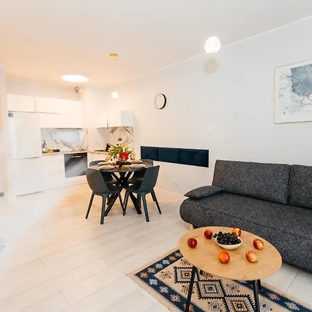 Maya's Flats & 52 - Aura 40 *